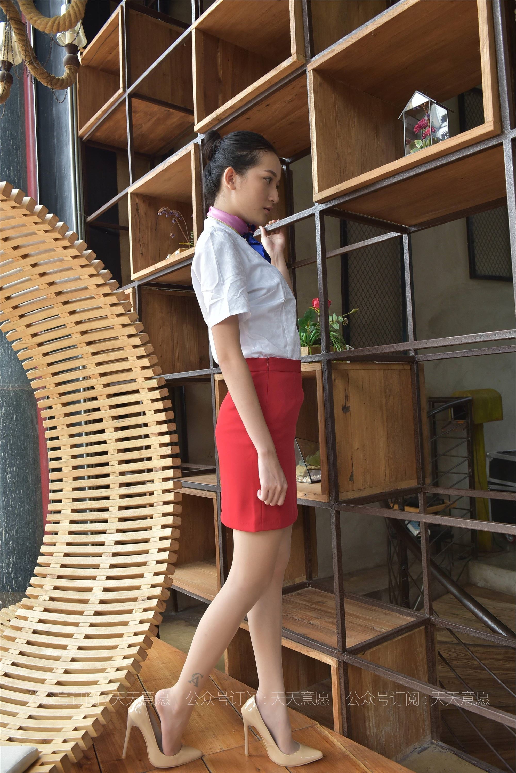 IESS异思趣向 - 模特：潇潇《红裙职业装展示》